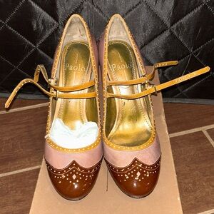 Double strap wing tip pump